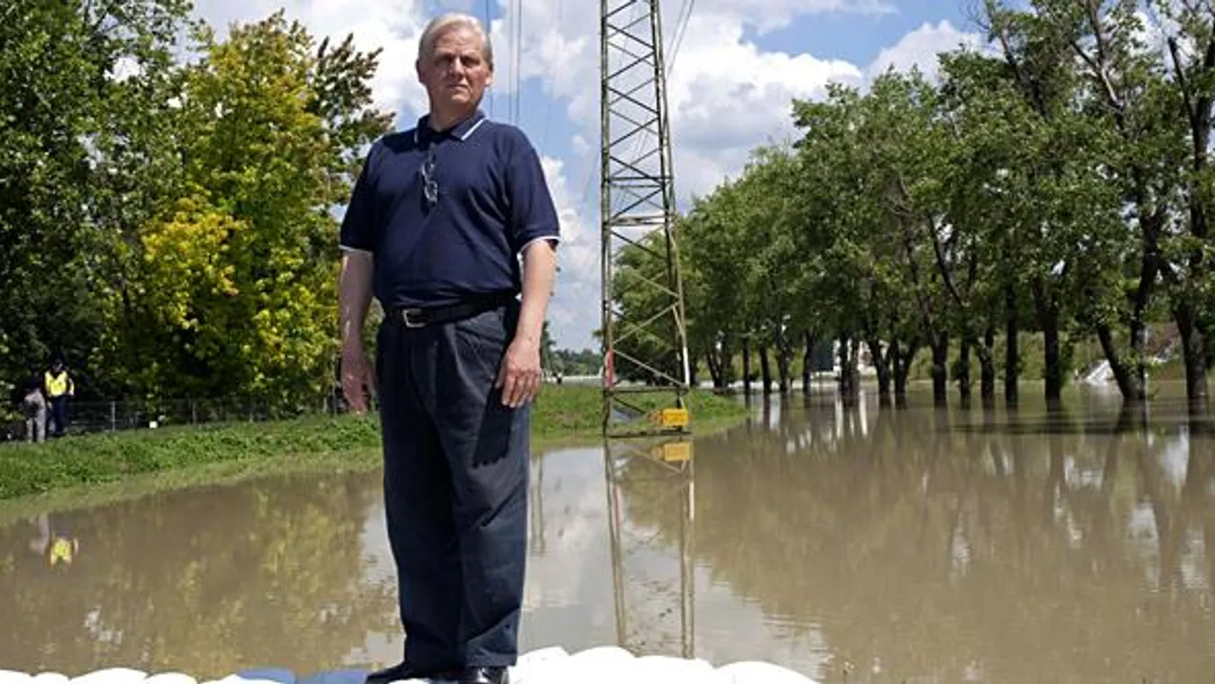 árvíz pp, Tarlós István, Budapest f&otilde;polgármestere a Római-parton tartott sajtótájékoztatója után, az Arany pataknál 2013. június 8-án 