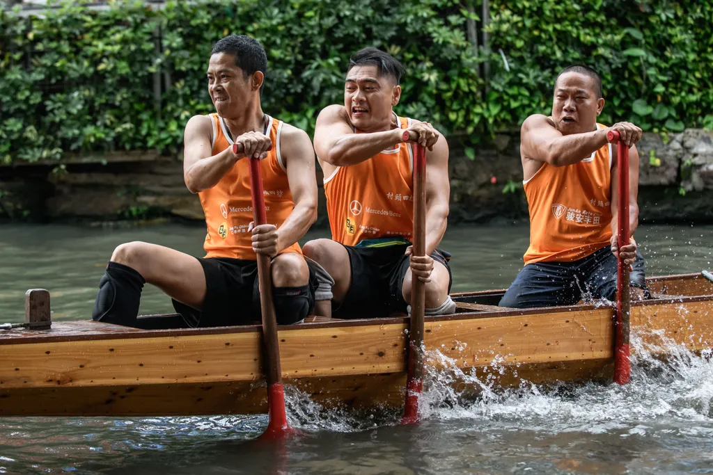 Sárkányhajó Kína Dragon boat drifting in Chinaâs Foshan festival 