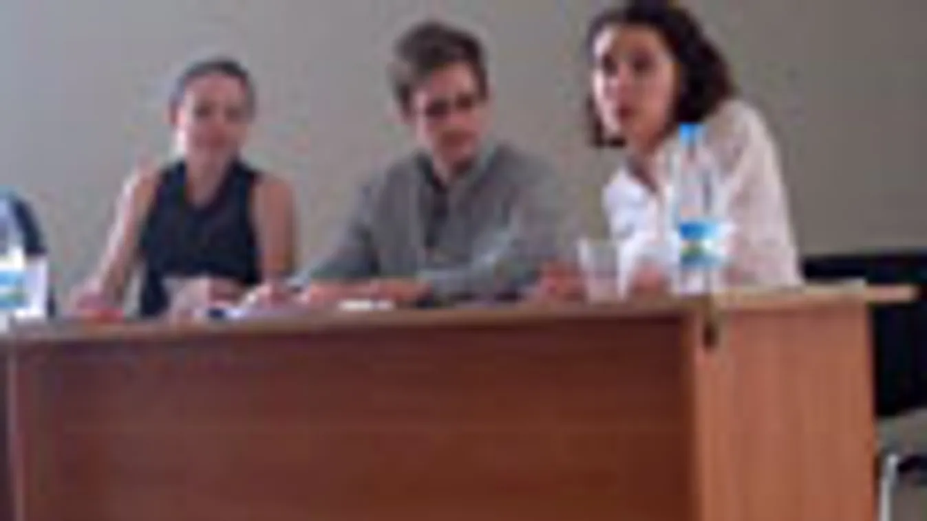 Edward Snowden, balján Sarah Harrison a WikiLeakstől a moszkvai Seremetyevo repülőtéren