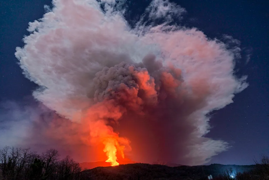 Milo, 2021. február 25.
Izzó lávát és hamufelhőt lövell ki az Etna tűzhányó a szicíliai Milo közelében 2021. február 24-én. Európa legaktívabb vulkánja másfél héttel korábban tört ki újra.
MTI/AP/Salvatore Allegra 