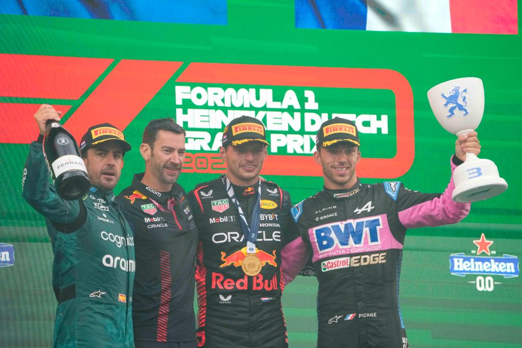 ALONSO, Fernando; VERSTAPPEN, Max; GASLY, Pierre Zandvoort, 2023. augusztus 27.
A győztes Max Verstappen, a Red Bull holland versenyzője (j2), a második helyezett Fernando Alonso, az Aston Martin spanyol versenyzője (b) és a harmadik helyezett Pierre Gasl