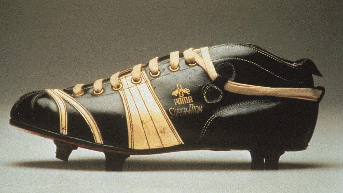 1952 a világ első éles stoplikkal ellátott cipője  a foci eszközeiben is a profizmus útjára lépett 