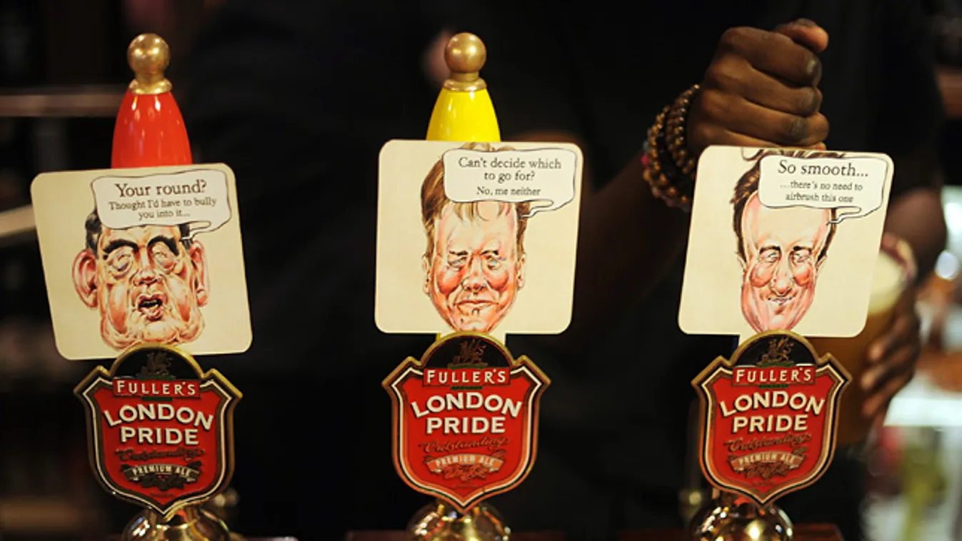 brit parlamenti büfé, Gordon Brown, Nick Clegg és David Cameron arcképével díszített sörcsapok egy londoni belvárosi pubban