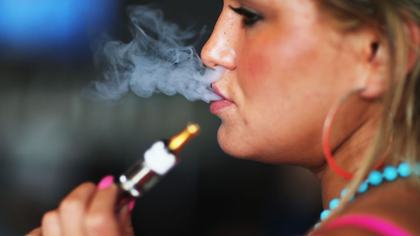 E-cigi, elektronikus cigaretta, egy lány e-cigit szív Miamiban