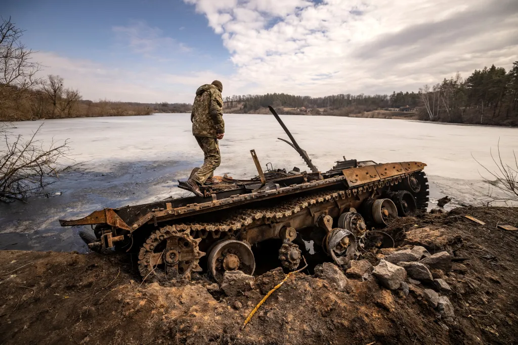 Ukrán válság 2022, orosz, ukrán, háború, Ukrajna, Trostianets, orosz tank, ukrán katona, kiégett tank, megsemmisült harci jármű 