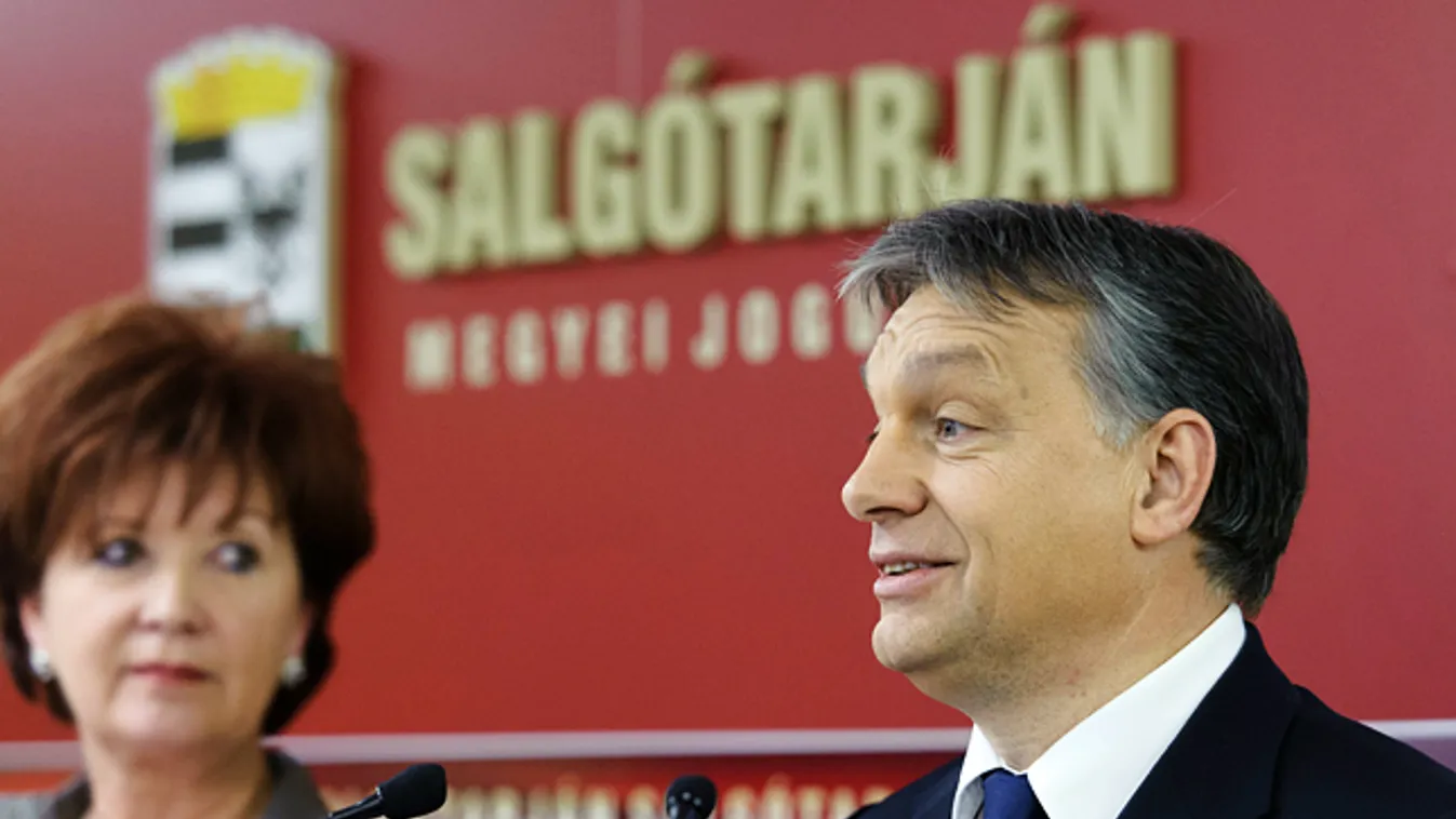Orbán Viktor és Székyné Sztrémi Melinda polgármester sajtótájékoztatót tart a salgótarjáni városházán 2012. december 10-én. A kormányfő a város adósságállományának részleges állami átvállalásáról tárgyalt a város vezetőivel