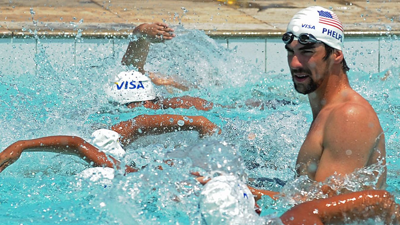 Michael Phelps, úszás. Michael Phelps úszásoktatást tart gyerekeknek Rio de Janeiro egy nyomornegyedében, 2012. október.