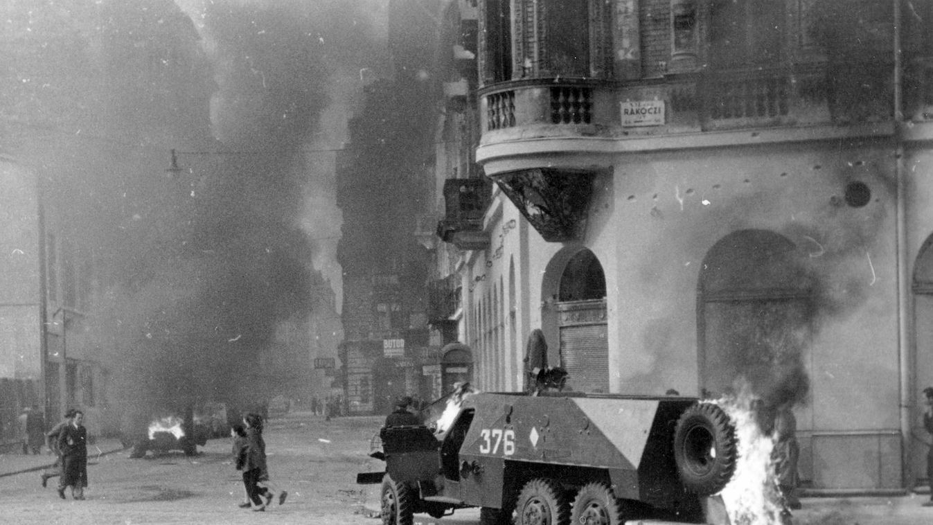 1956
képszám: 12830	
találat: 866 / 933
orig: HÁZY ZSOLT	
MAGYARORSZÁG BUDAPEST VII. Rákóczi út - Akácfa utca sarok. Kiégett szovjet BTR-152 páncélozott lövészszállító jármű.
címke: FORRADALOM PÁNCÉLAUTÓ JÁRMŰRONCS FÜST JÁRÓKELŐK UTCAKÉP HARCJÁRMŰ BTR 152