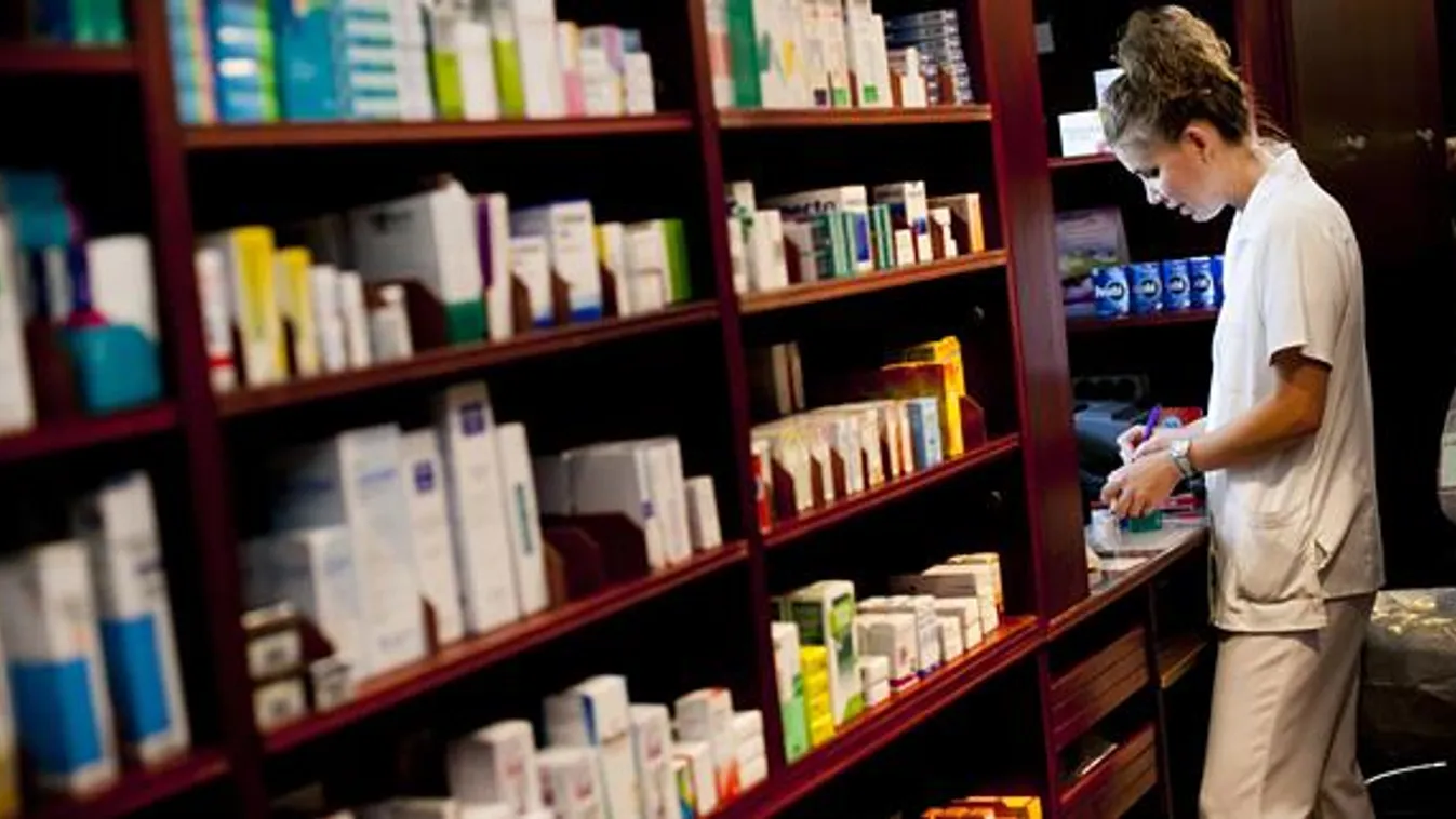 Gyógyszerész áll egy budapesti gyógyszertár kiadóablakában, patika 