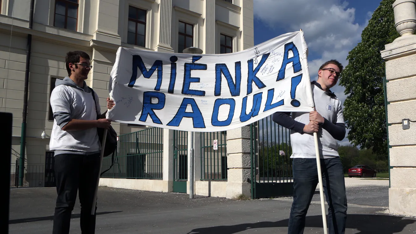 A Raoul Wallenberg szakközépiskola  bezárása ellen tartott demonstráció az iskola elött 2015 április 20-án A Raoul Wallenberg szakközépiskola  bezárása ellen tartott demonstráció az iskola elött 2015 április 20-án 
