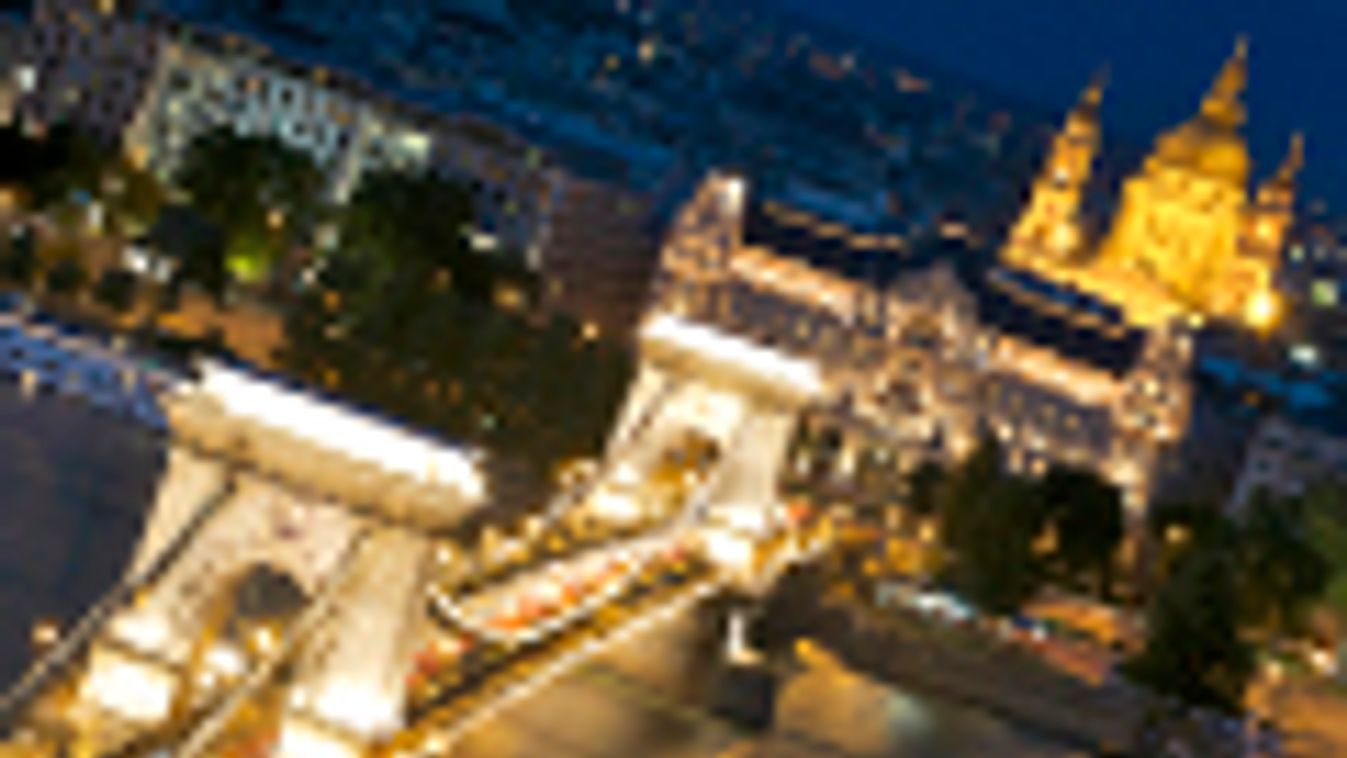 Budapest éjszakai látképe, Lánchíd