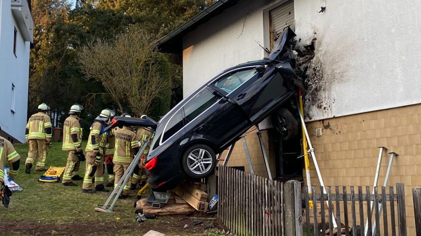 ház falába repült Audi sofőr meghalt Németország baleset 