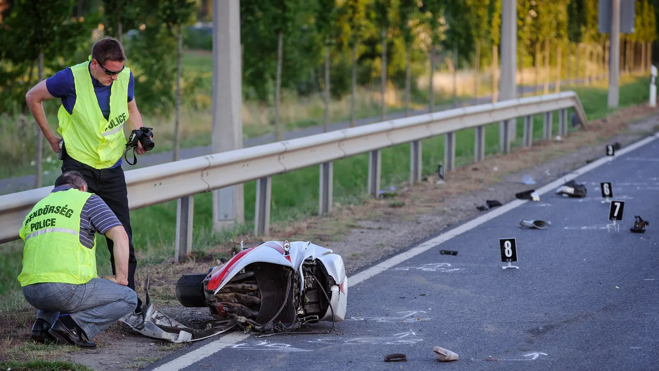 Debrecen, 2015. július 10.
Rendőrök helyszínelnek 2015. július 10-én Debrecenben, a 47-es főúton, a helységjelző tábla közelében, ahol egy motoros ütközött egy kisteherautóval. A balesetben a motorkerékpárt vezető férfi olyan súlyos sérüléseket szenvedett