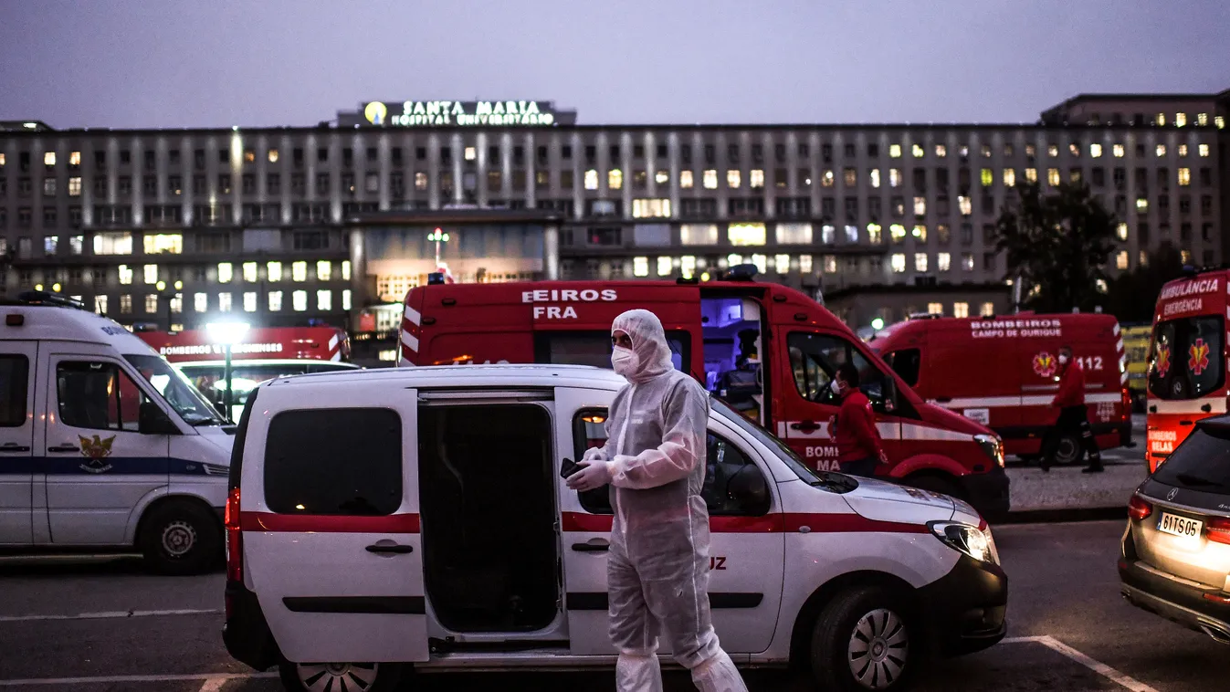 HORIZONTAL pandemic TOPSHOTS AMBULANCE HOSPITAL CORONAVIRUS COVID-19 EXTERIOR VIEW QUEUE NIGHT 