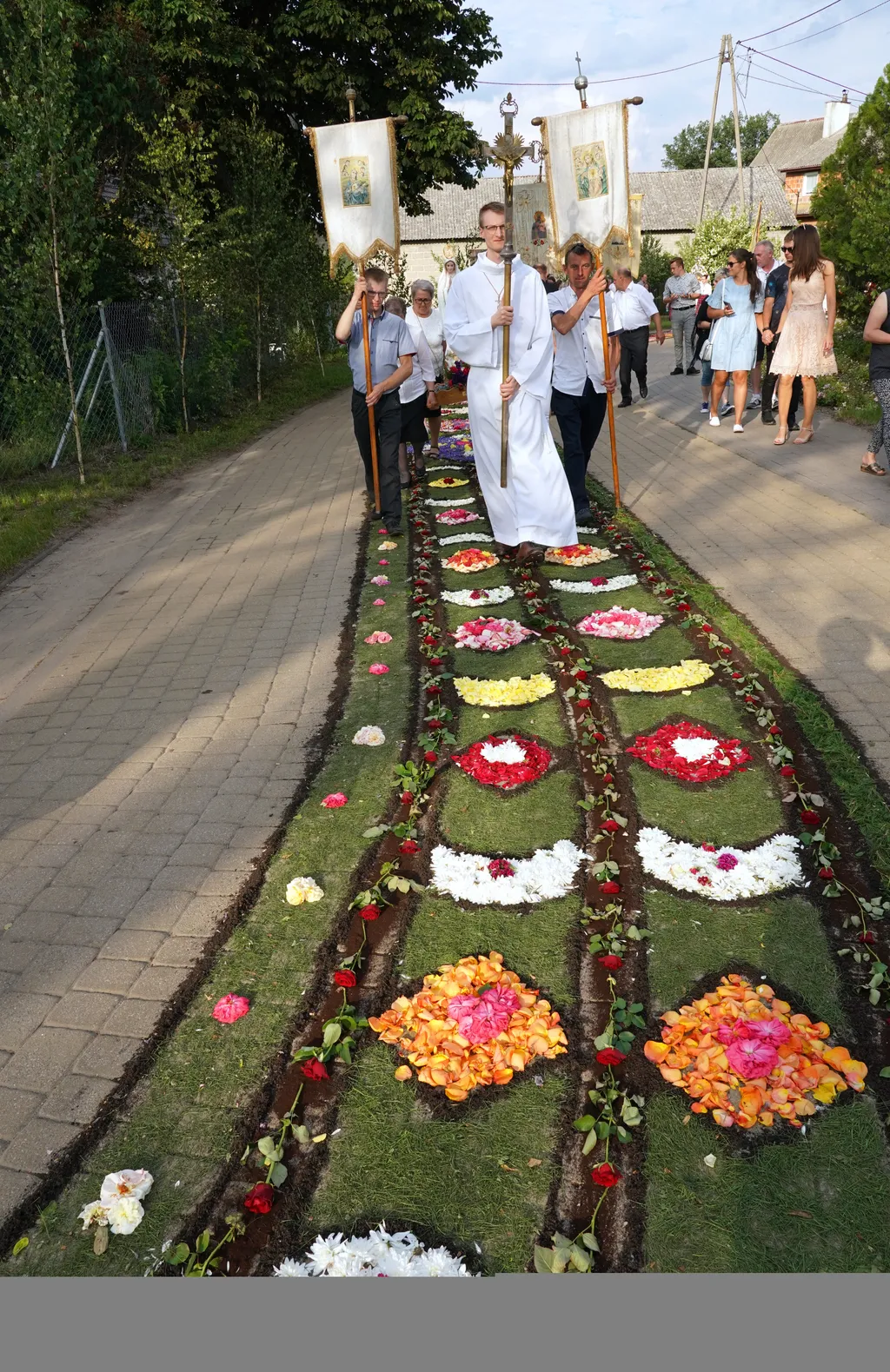 Corpus Christi vallásos körmenet alkalmából virágszőnyeget terítenek le Spycimierzben, Lengyelországban, vallás, kereszténység, felvonulás, virág, virágszirom, ünnep, ünneplés, vallási ünnep 