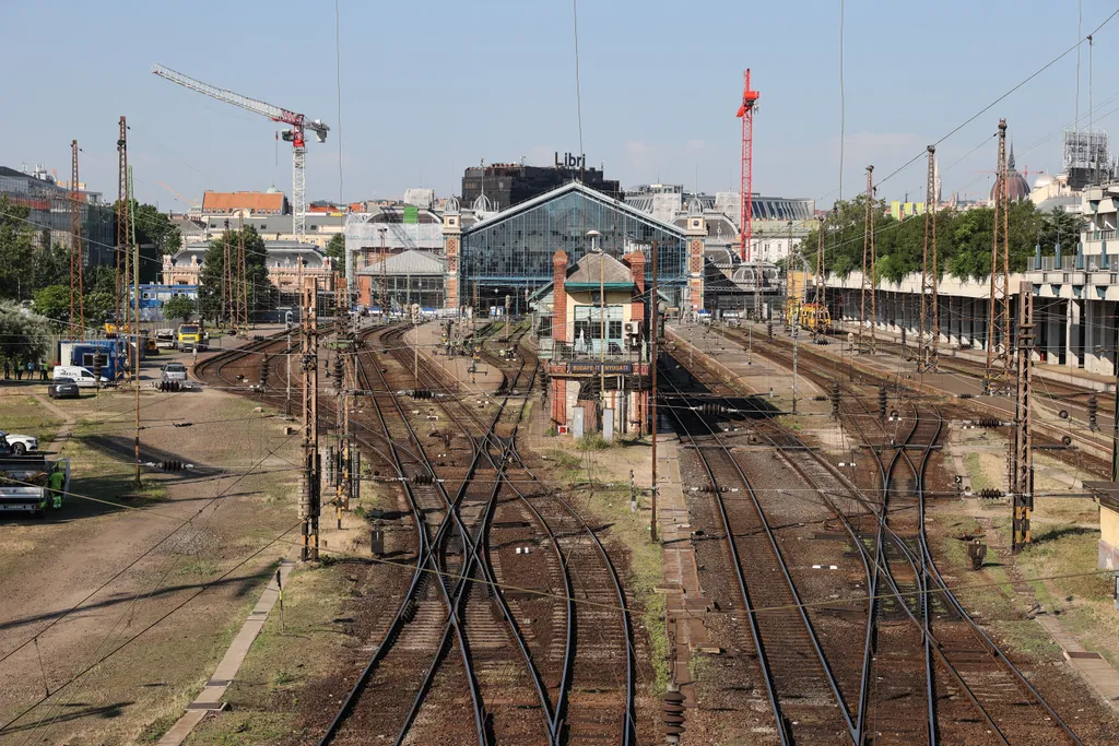 Mától egy hónapig szünetel a forgalom a Nyugati pályaudvaron.

    A MÁV június 19-től július 17-ig kiemelt karbantartásokat végez a pályaudvari vágányhálózaton, annak teljes lezárásával. Ez idő alatt a Nyugatiba nem érkeznek és onnan nem indulnak vonatok.
    A már korábban közzétett változások mellett a vasúttársaság a Volánbusz bevonásával további intézkedéseket hozott az utazások megkönnyítése érdekében. A Volánbusz az általa üzemeltetett több autóbuszvonal valamennyi járatán elfogadja a vasúti bérleteket a bérleten szereplő települések viszonylatában vagy részviszonylatában. 