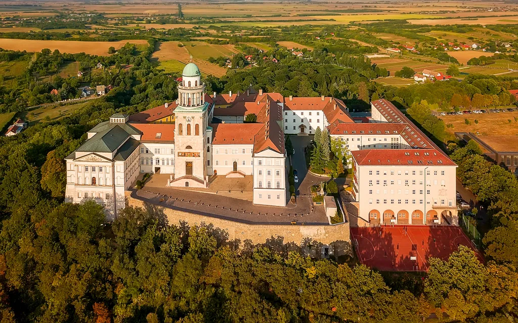 Az UNESCO világörökség részei Magyarországon a Dunától Hollókőig, UNESCO magyarország, világörökség, unesco világörökség magyarország, pannonhalmi bencés apátság 