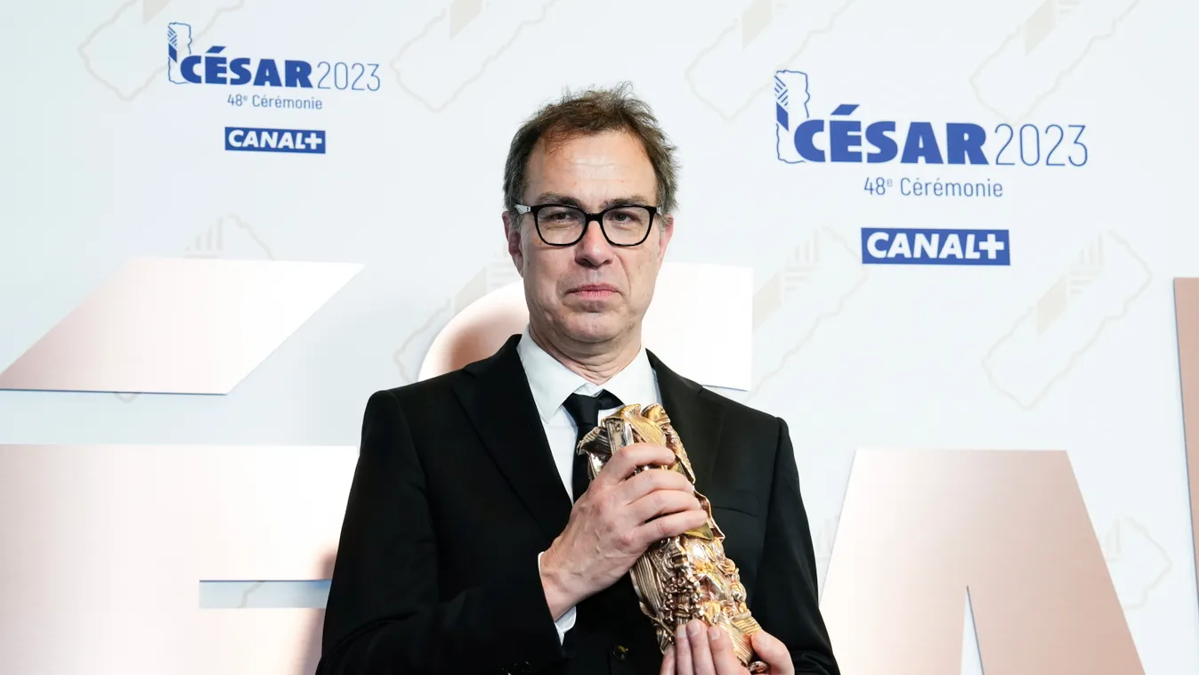 Párizs, 2023. február 25.
Dominik Moll német származású francia filmrendező és forgatókönyvíró a legjobb rendezőnek járó szoborral a César-díjak 48. átadási ünnepségén a párizsi Olympia koncertteremben 2023. február 24-én. Moll a La Nuit du 12 (12-e éjjel