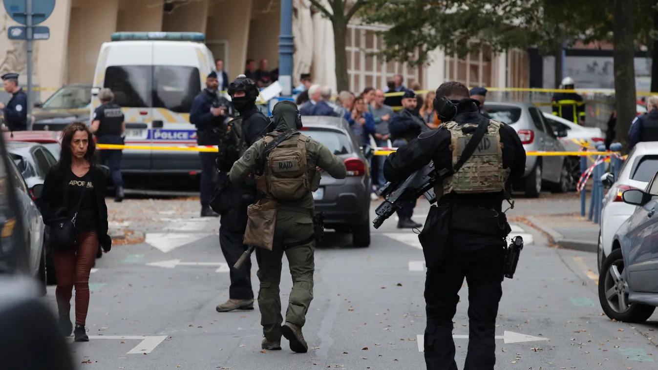 Arras, 2023. október 13.
Rendőrök biztosítják a helyszínt az észak-franciaországi Arras egyik gimnáziumában történt késelést követően 2023. október 13-án. A támadásban egy tanár meghalt és további két ember, egy másik tanár súlyosan, valamint egy konyhai 