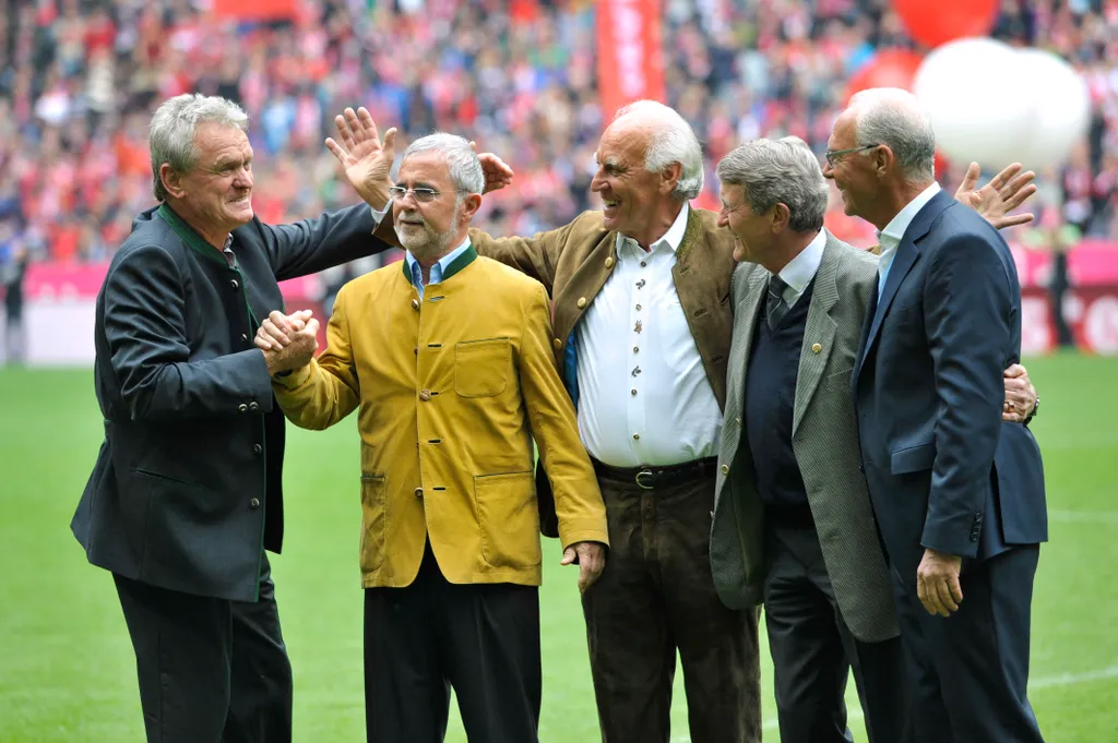 Gerd Müller, egykori világ- és Európa bajnok német válogatott labdarúgó, akit minden idők egyik legjobb támadójának tartanak. 
 fOTBALL football player ball sport men JERSEY league game football game 1st league CLUB DRESS club SPORT SPORTS spo SP soccer s