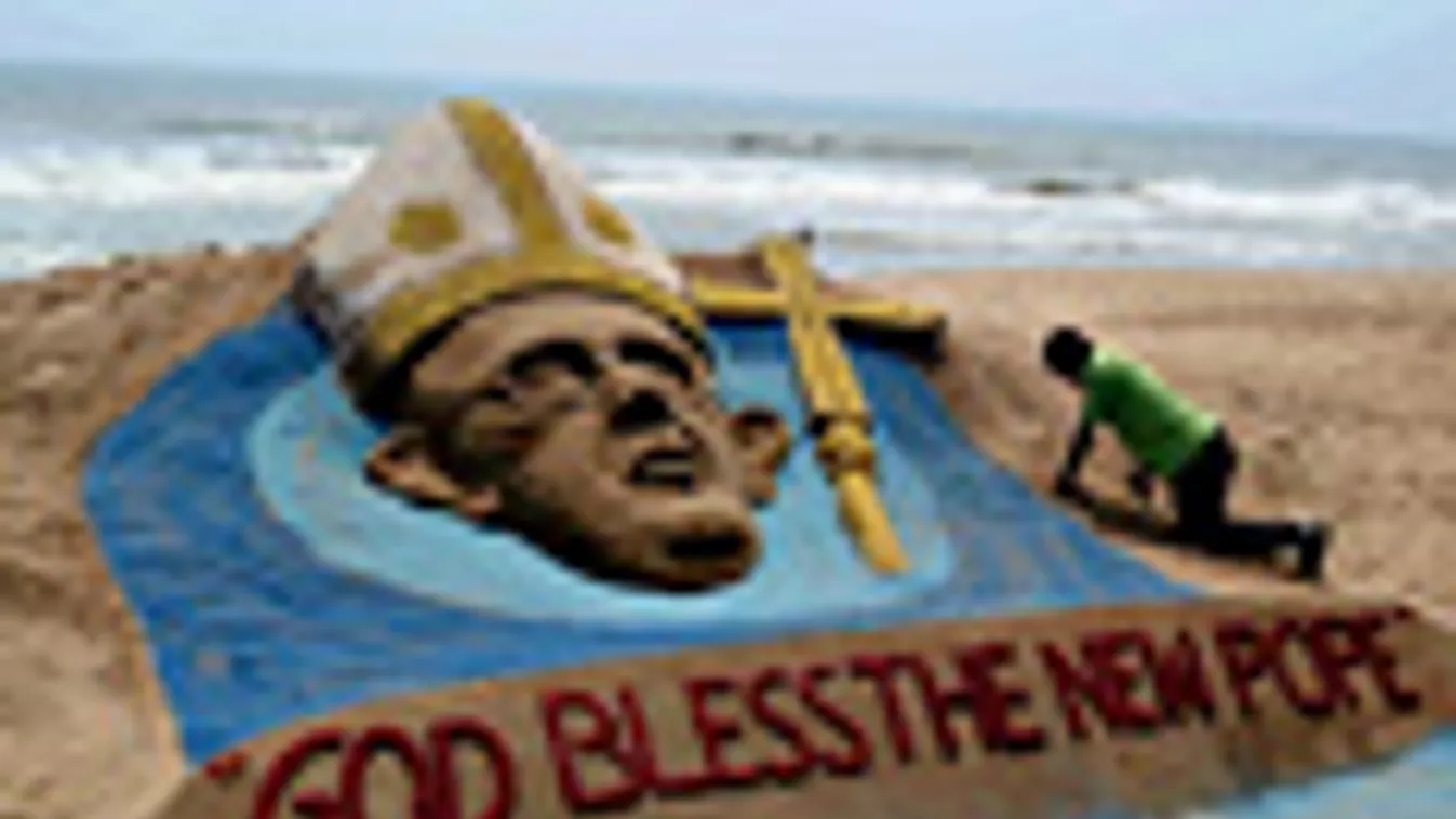 hét képei, Ferenc pápa fejszobra homokból