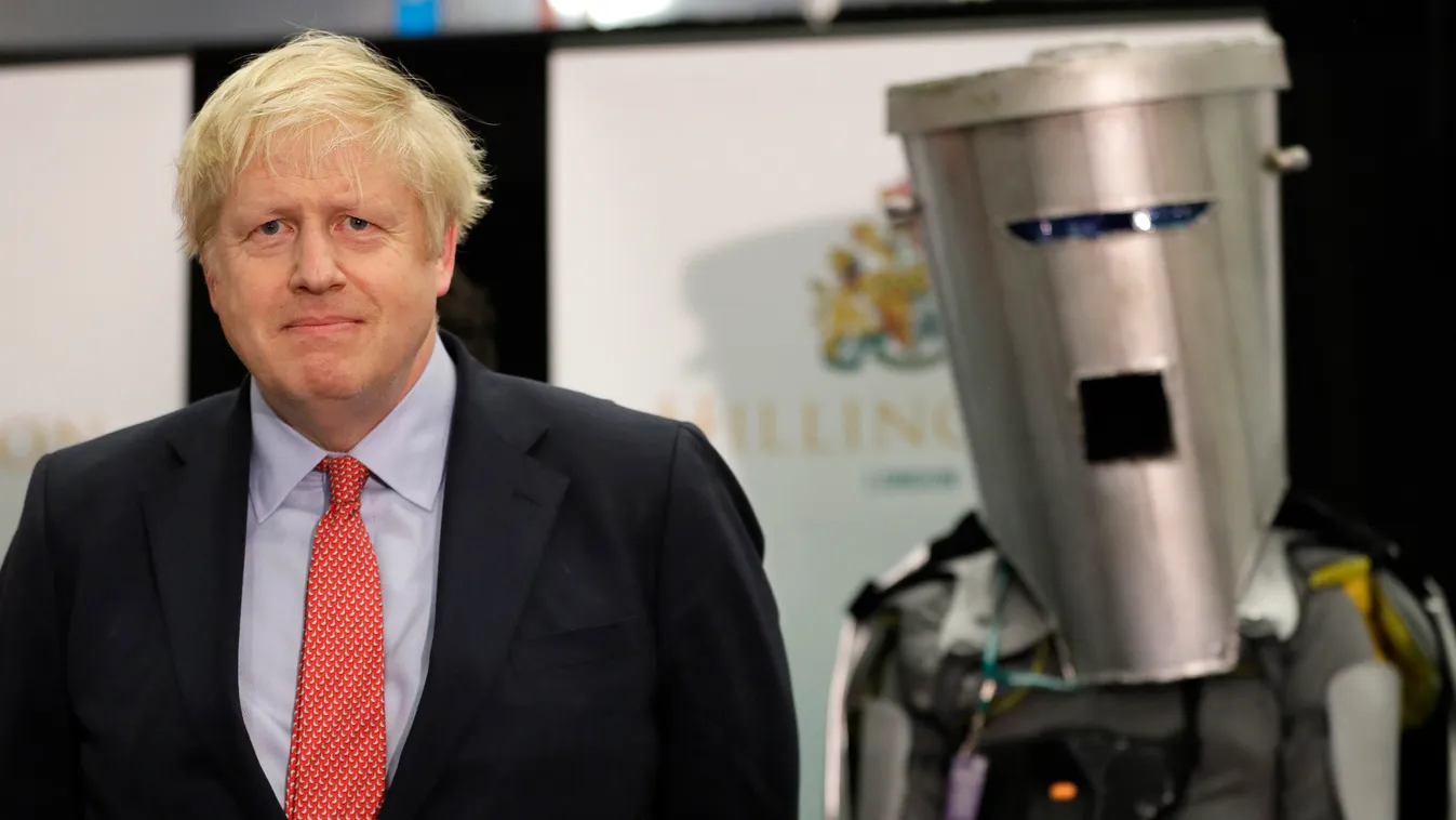 JOHNSON, Boris London, 2019. december 13.
Boris Johnson brit miniszterelnök, a Konzervatív Párt vezére (b) és Count Binface, Jon Harvey brit humorista független jelöltként induló figurája az eredményre vár a londoni Brunel Egyetemen 2019. december 13-án, 