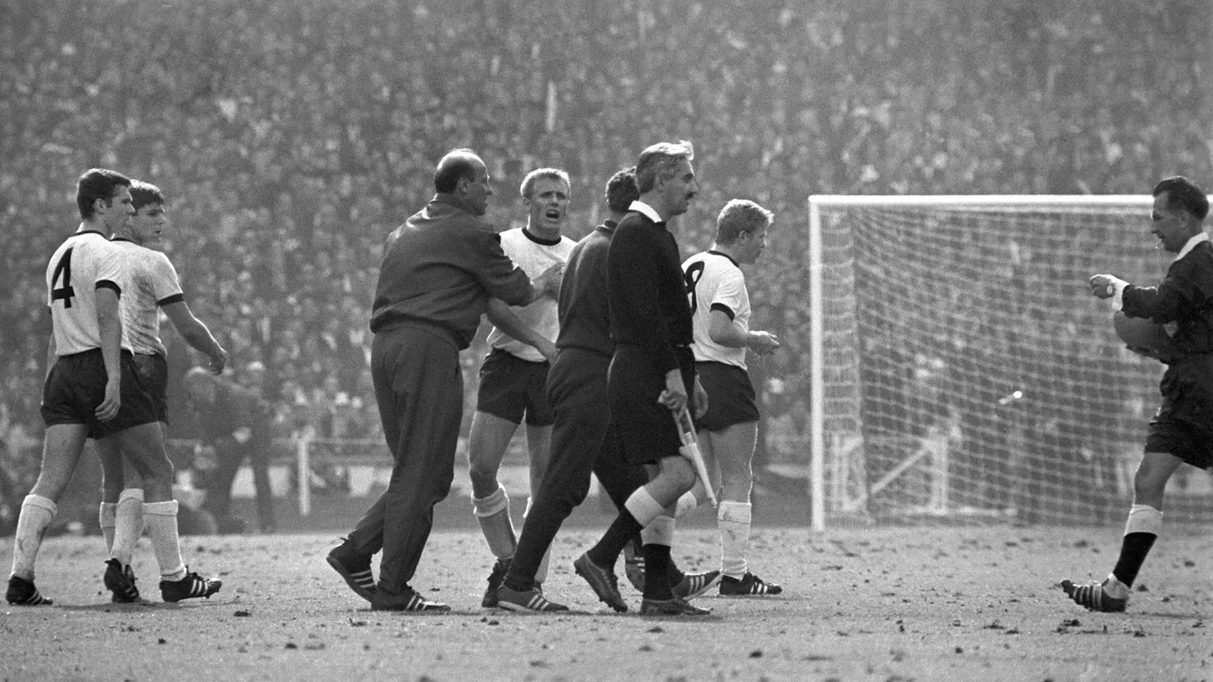 Soccer World Cup 1966 - England - West Germany 4-2 international_match sports sixties SPO soccer Horizontal FULL-LENGTH SPORT SQUARE FORMAT 