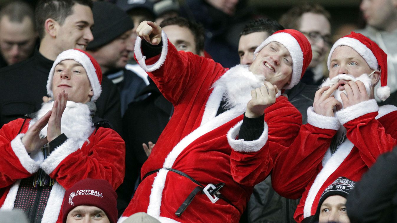Bolton-szurkolók karácsonyi hangulatban, foci, télapó, mikulás, karácsony, Boxing Day 