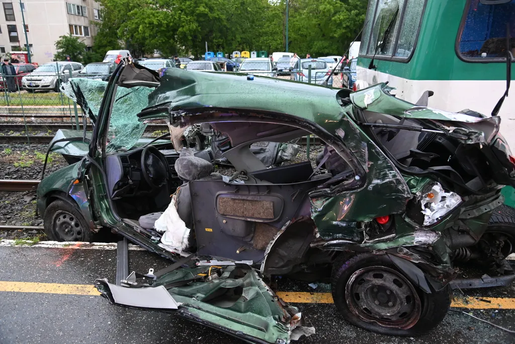 HÉV-vel ütközött egy gépkocsi Budapesten, egy ember meghalt, galéria, 2023 