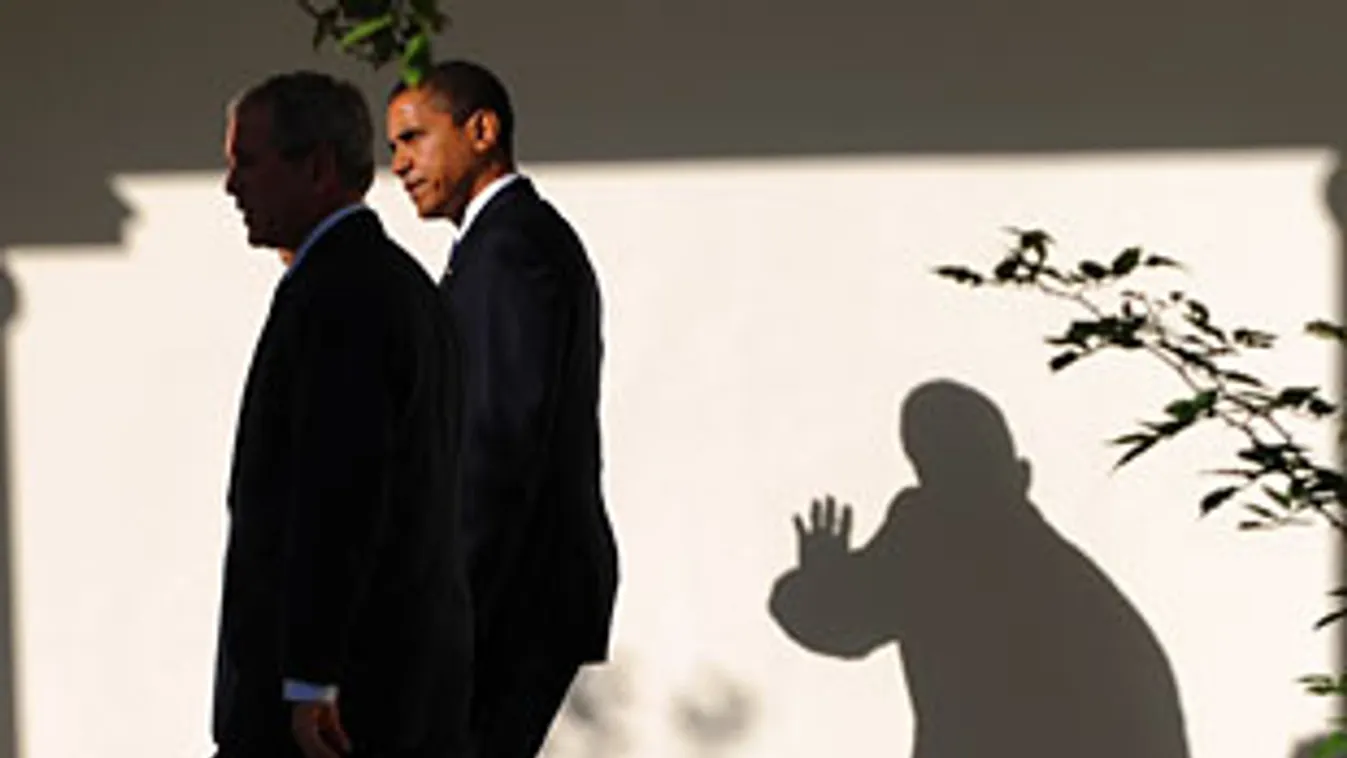 Utolérte a sötét árnyék Obamát, Barack Obama megválasztott elnök és elődje, George W. Bush sétál a Fehér Ház falánál Obama beiktatása előtt, 2009-ben