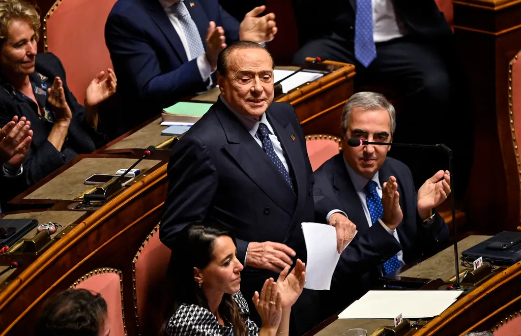 86 éves korában meghalt Silvio Berlusconi  BERLUSCONI, Silvio; beszél Közéleti személyiség foglalkozása politikus SZELLEMI TEVÉKENYSÉG SZEMÉLY 