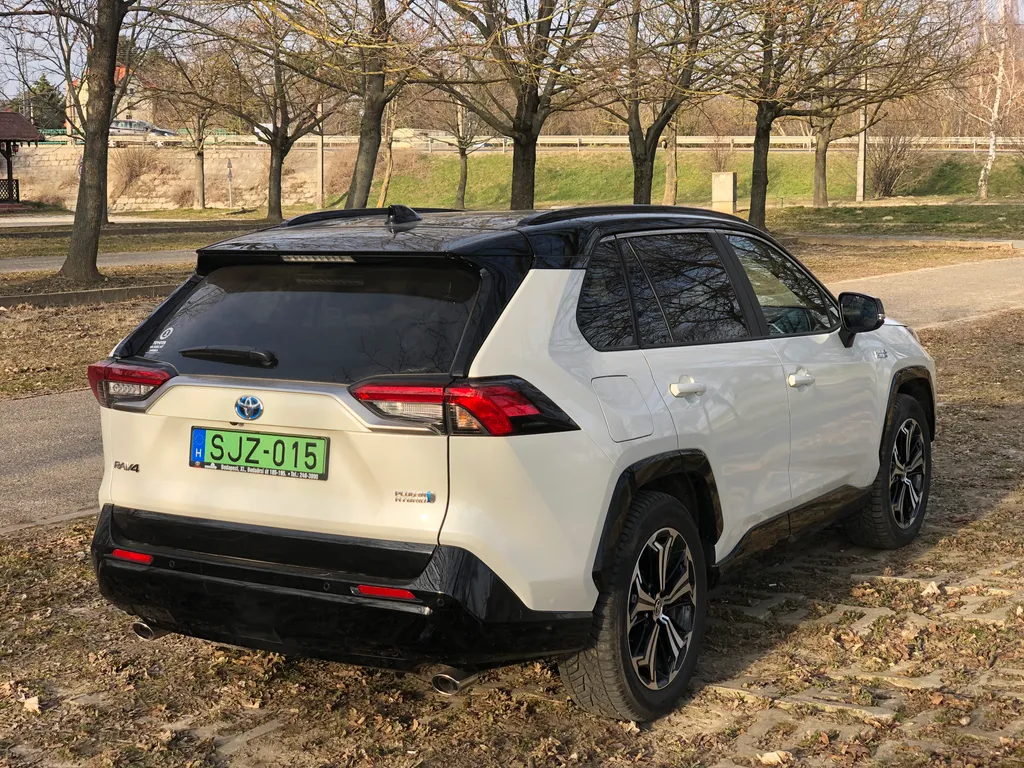 Toyota RAV4 PHEV plug-in 