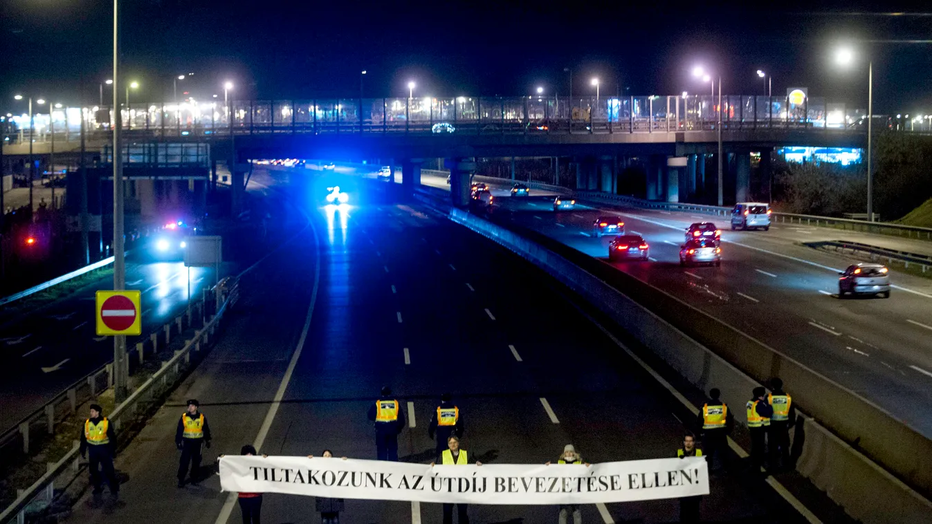 autópálya demonstráció FOTÓ ÁLTALÁNOS KÖZLEKEDÉSI LÉTESÍTMÉNY SZEMÉLY transzparens tüntető autópálya demonstráció FOTÓ ÁLTALÁNOS KÖZLEKEDÉSI LÉTESÍTMÉNY SZEMÉLY tüntető Budaörs, 2014. december 21.
Résztvevők „Tiltakozunk az útdíj bevezetése ellen!” felira