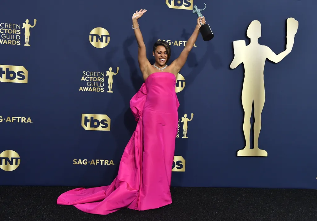 Santa Monica, 2022. február 28.
Ariana DeBose amerikai színésznő a legjobb női mellékszereplőnek járó díjjal az amerikai film- és televíziós színészek céhe, a SAG (Screen Actors Guild) 28. díjkiosztó gáláján a kaliforniai Santa Monicában 2022. február 27-