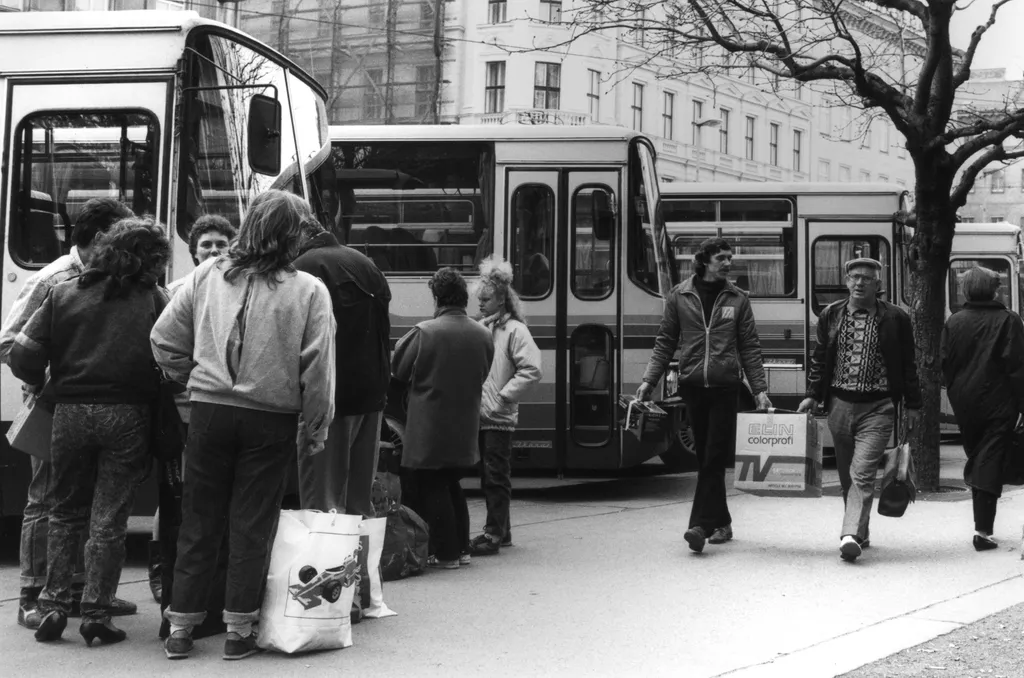 Bécs 1980 galéria   Hungarians shopping in Austria 1989 contemporary history Geography Economics Commercial facilities Mercantile facilities Stores & shops Supermarkets shopping bags shopping People Tourists Transportation Vehicles 