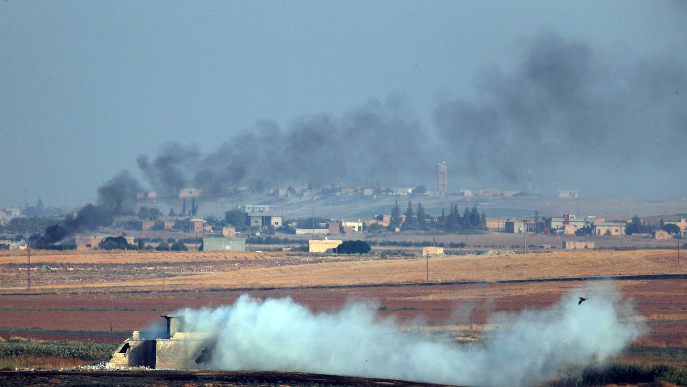 Akcakale, 2019. október 9.
A török haderő bombázásának füstje száll szíriai területen, a délkelet-törökországi Sanliurfa tartomány Akcakale településéről fényképezve 2019. október 9-én. Ezen a napon megkezdődött a török hadsereg és szíriai szövetséges mil