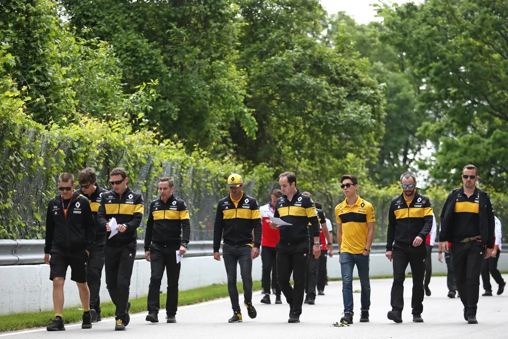 A Forma-1-es Kanadai Nagydíj előkészületei, Carlos Sainz, Jack Aitken, Renault Sport Racing 