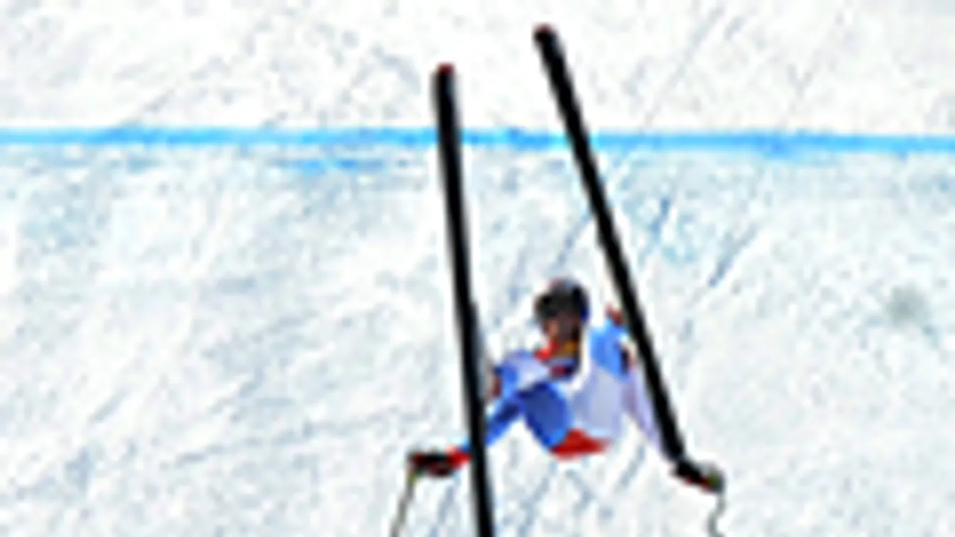 Daniel Albrecht, alpesi síző elesik a célban a kitzbuheli sí világkupán