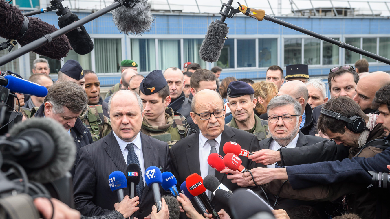 Bruno Le Roux francia belügyminiszter , Jean-Yves Le Drian francia védelmi miniszter, francia támadás Orly reptér repülőtér katona fegyver Párizs Franciaország 