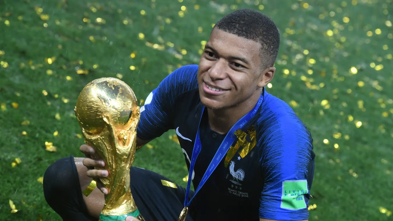 Horizontal FOOTBALL JOIE COUPE DU MONDE TROPHEE ASSIS EN PIED PLUIE 