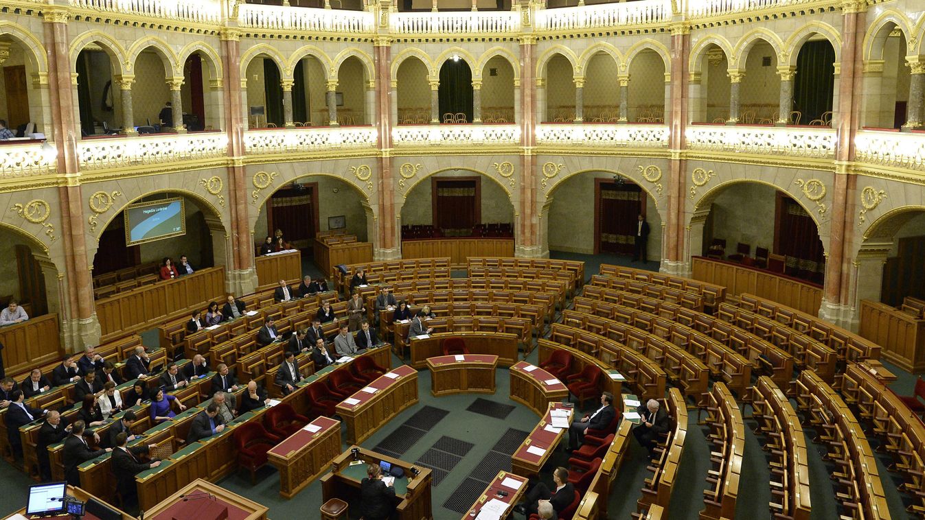 Budapest, 2014. december 23.
Az Országgyűlés plenáris ülése 2014. december 23-án. A kormánypárti képviselők távolmaradása miatt határozatképtelen volt az Országgyűlés, így a Ház nem tudta elfogadni az ellenzék által az útdíj ügyében kezdeményezett rendkív