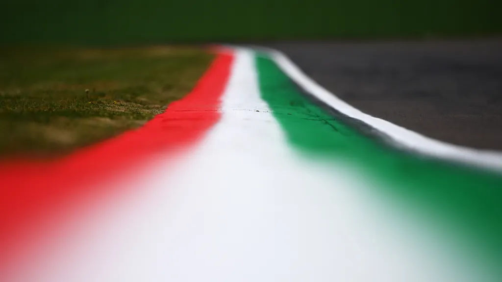 Forma-1, olasz zászló, magyar zászló, záróvonal, Emilia Romagna Nagydíj 