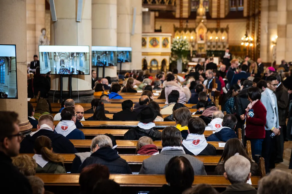 Ferencpápa2023, Ferenc pápa, pápalátogatás, háromnapos apostoli látogatás, Ferenc pápa magyarországi látogatása, Magyarország, péntek, 2023, Árpád-házi Szent Erzsébet-templom, Rózsák tere, 