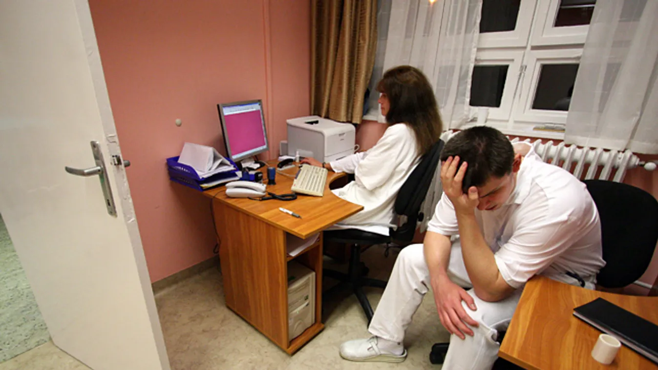 rezidensek elvándorlása, orvos, külföldi munkavállalás, 
Karosi Zoltán várakozik 2007. október 2-án az akkor átadott Kanizsai Dorottya Kórház Sürgősségi Betegellátó Osztályán