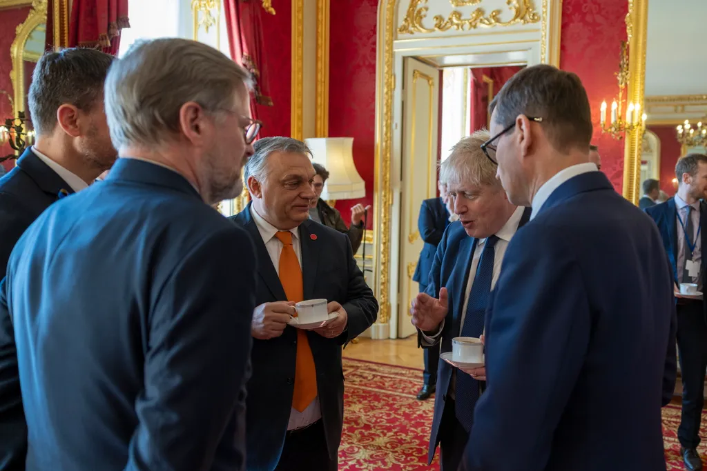 Ukrajnai háború - V4-Egyesült Királyság csúcstalálkozó Londonban 
 HEGER, Eduard; SZIJJÁRTÓ Péter; ORBÁN Viktor; MORAWIECKI, Mateusz; JOHNSON, Boris; FIALA, Petr 