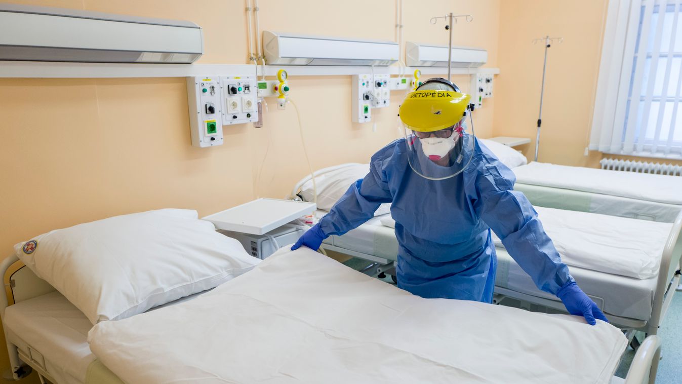 Honvéd kórház maszk lázmérés koronavírus korona vírus védőruha Budapest vizsgálat ágyhúzás betegágy kórházi ágy nővér 