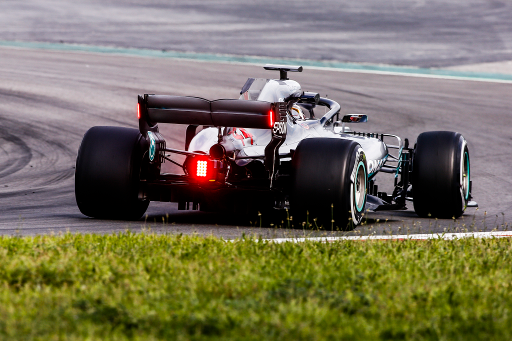 Forma-1-es szezonközi teszt, Barcelona, 1. nap, Lewis Hamilton, Mercedes-AMG Petronas, esőlámpa 