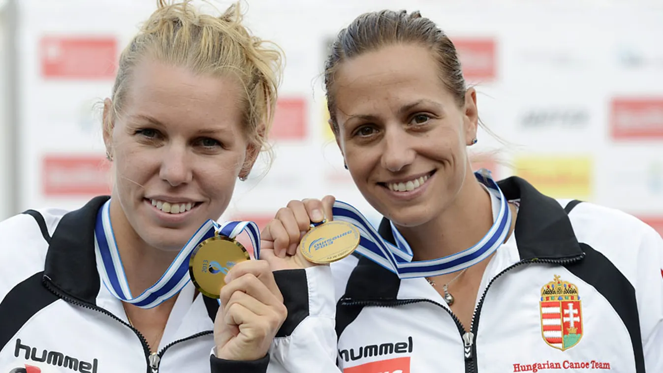 A győztes páros, Szabó Gabriella (b) és Fazekas Krisztina ünnepel a női kajak kettes 1000 méteres verseny eredményhirdetésén Duisburgban, a kajak-kenu világbajnokságon 2013. augusztus 31-én.