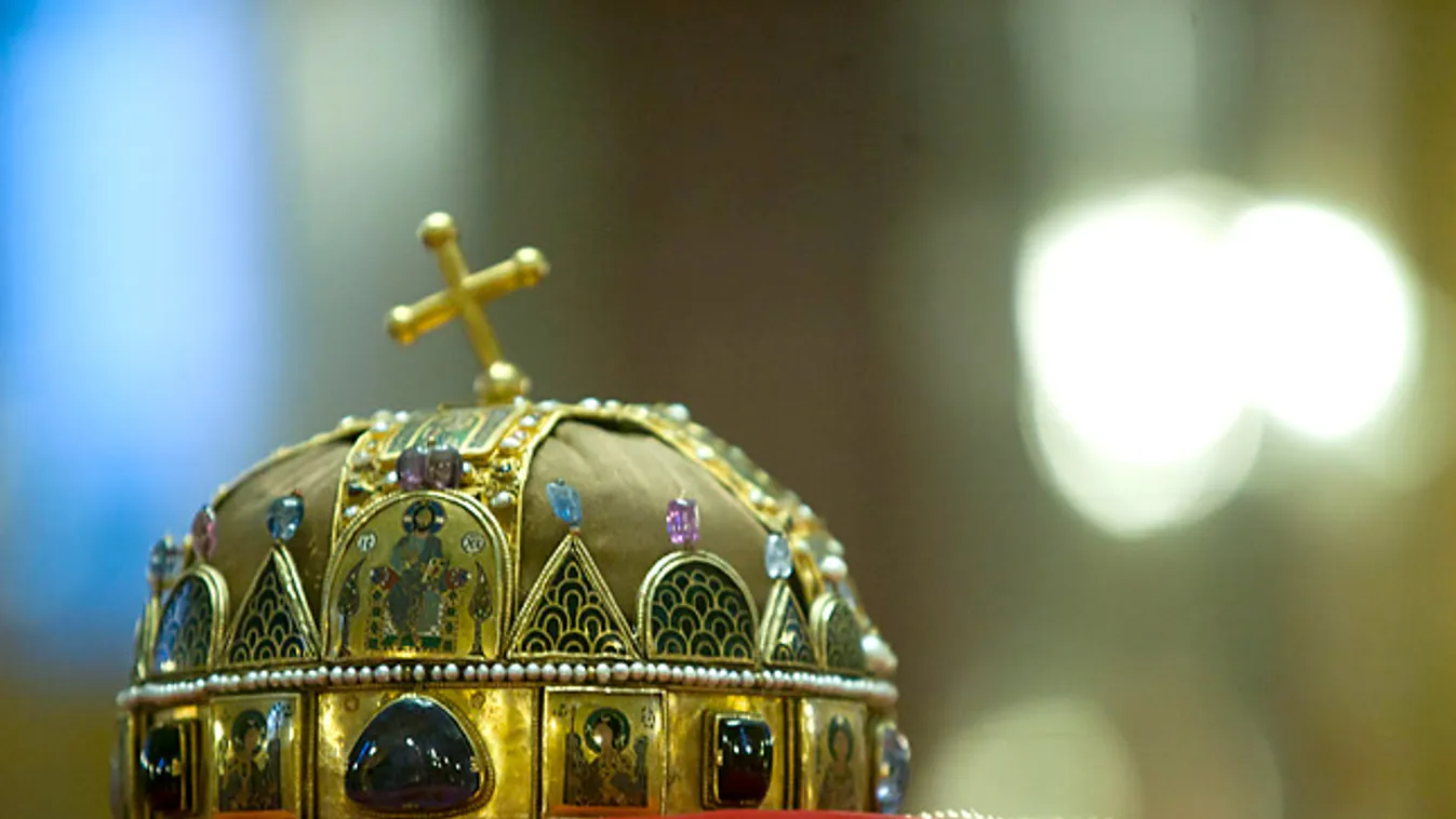 szent korona, A koronázási jelképek az Országház kupolatermében