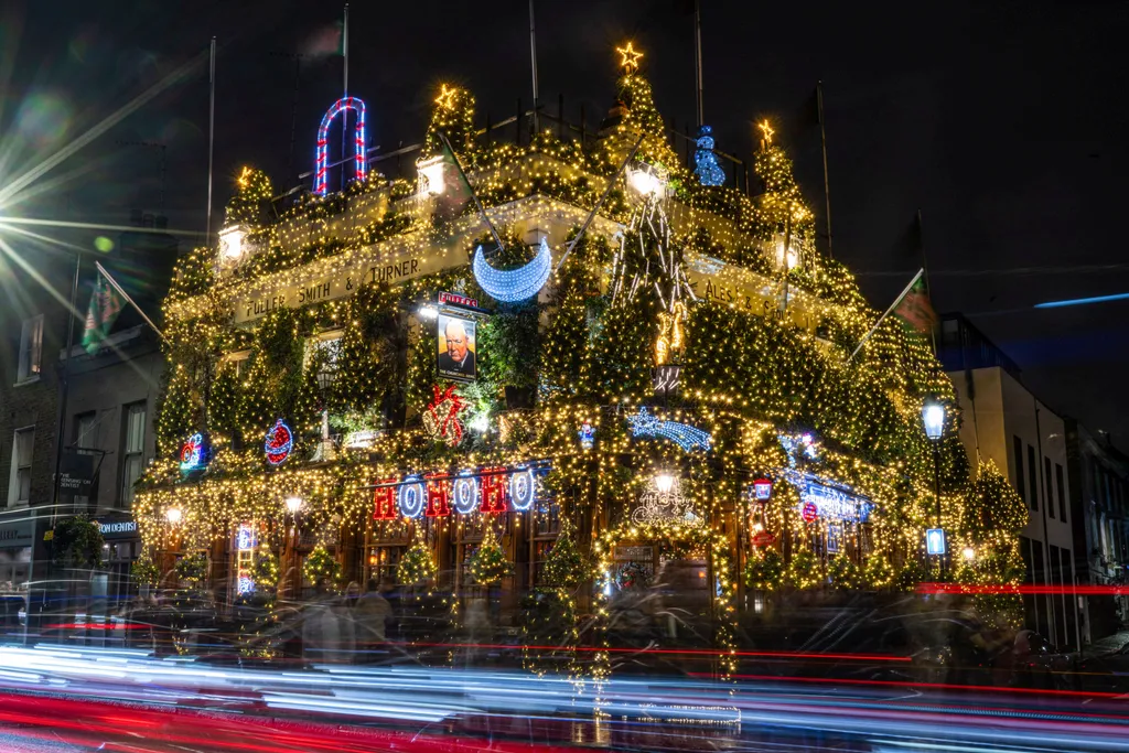 55 karácsonyfa 150 ezer led fény dísz London pub 